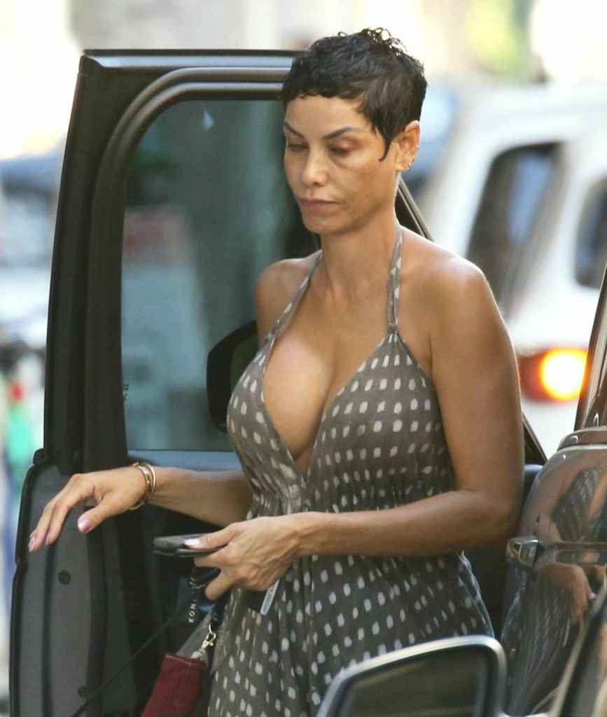 Nicole Murphy exhibe un décolleté massif à Beverly Hills