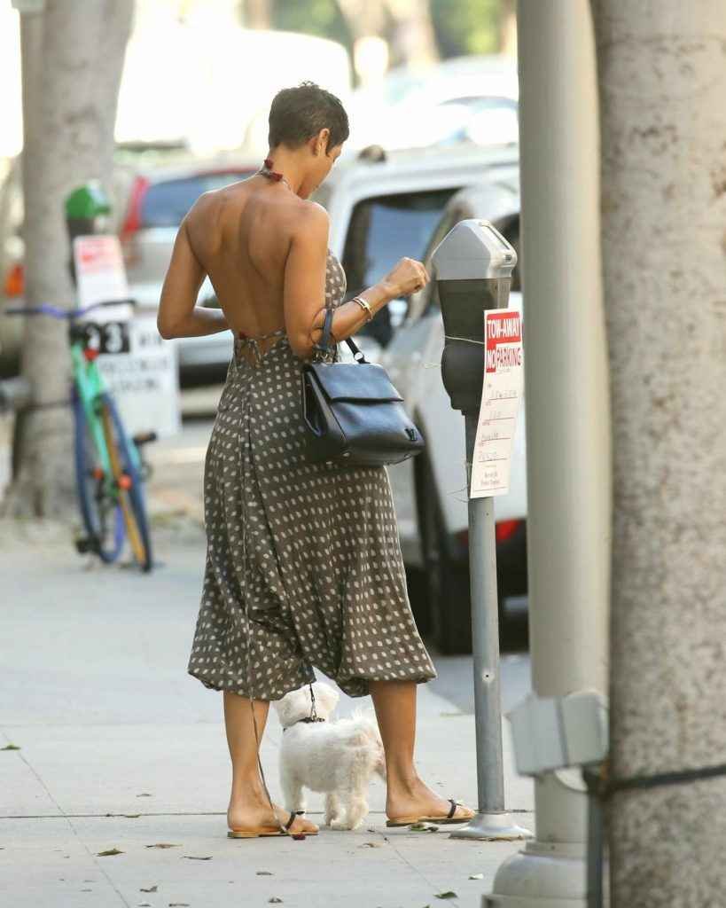 Nicole Murphy exhibe un décolleté massif à Beverly Hills