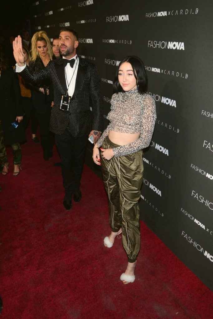 Noah Cyrus seins nus par transparence à Hollywood