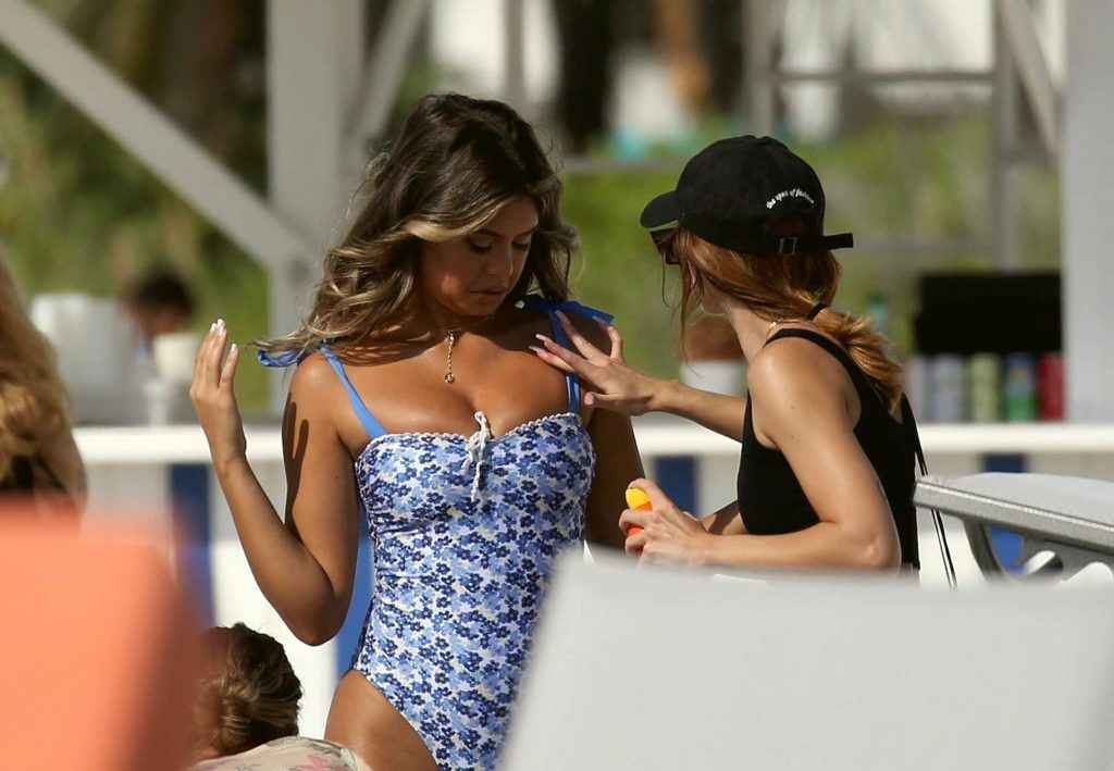 Sofia Jamora en maillot de bain à Miami Beach