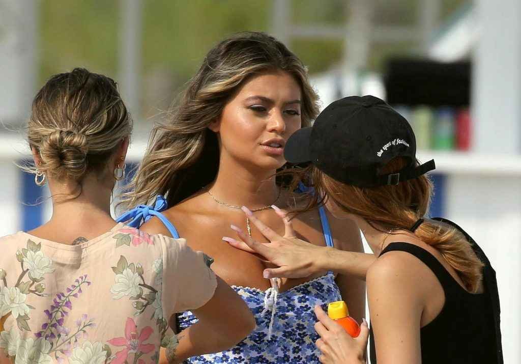 Sofia Jamora en maillot de bain à Miami Beach