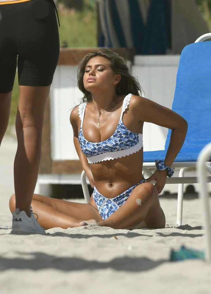 Sofia Jamora en maillot de bain à Miami Beach