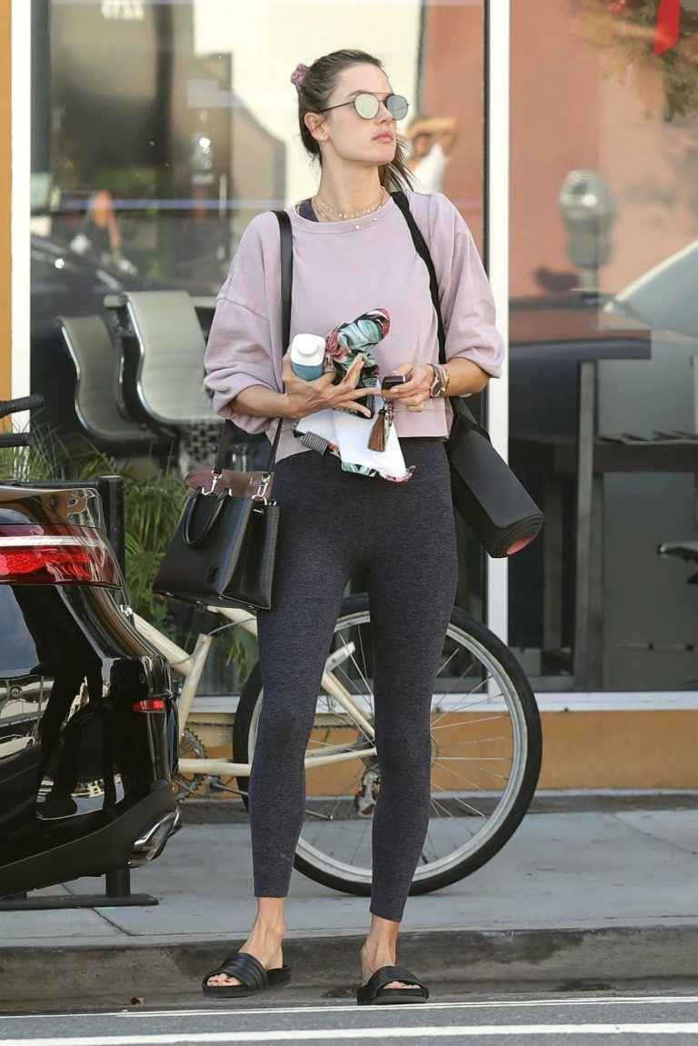 Alessandra Ambrosio en collants à Santa Monica