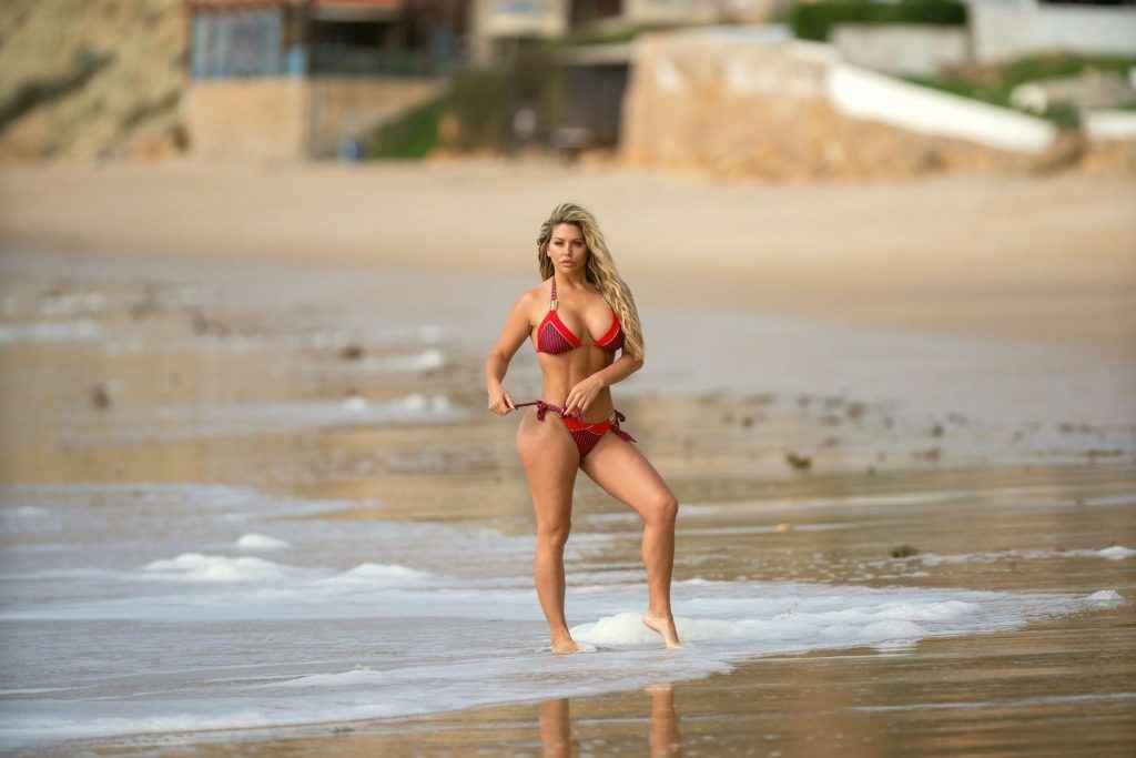 Bianca Gascoigne en bikini au Porugal