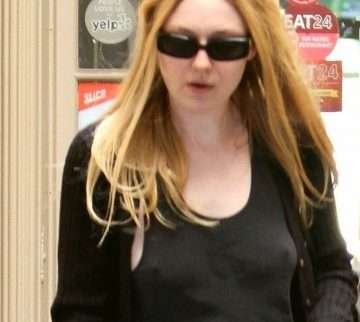 Dakota Fanning a les seins qui pointent à New-York