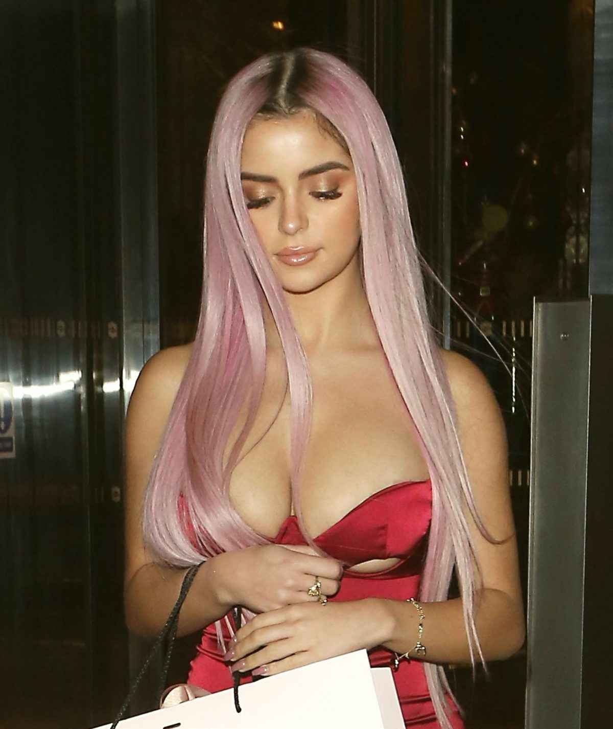 Demi Rose exhibe un décolleté massif à Londres