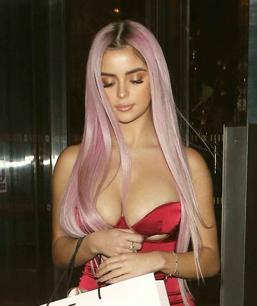 Demi Rose exhibe un décolleté massif à Londres