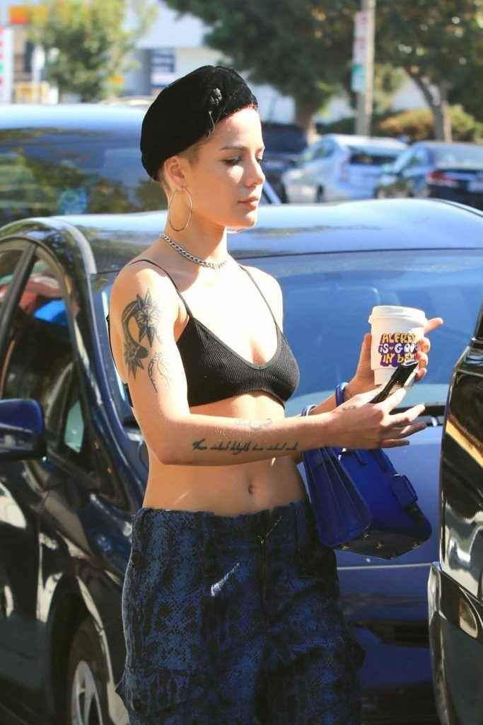 Halsey a les seins qui pointent à Los Angeles