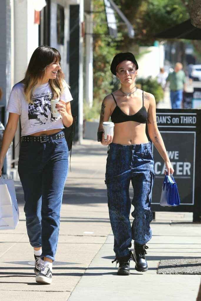 Halsey a les seins qui pointent à Los Angeles