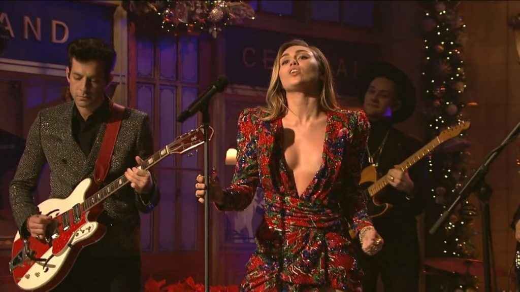 Miley Cyrus ouvre le décolleté au Saturday Night Live