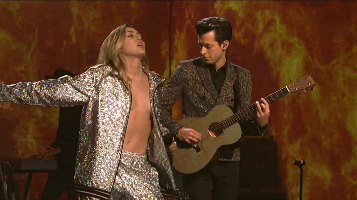 Miley Cyrus ouvre le décolleté au Saturday Night Live