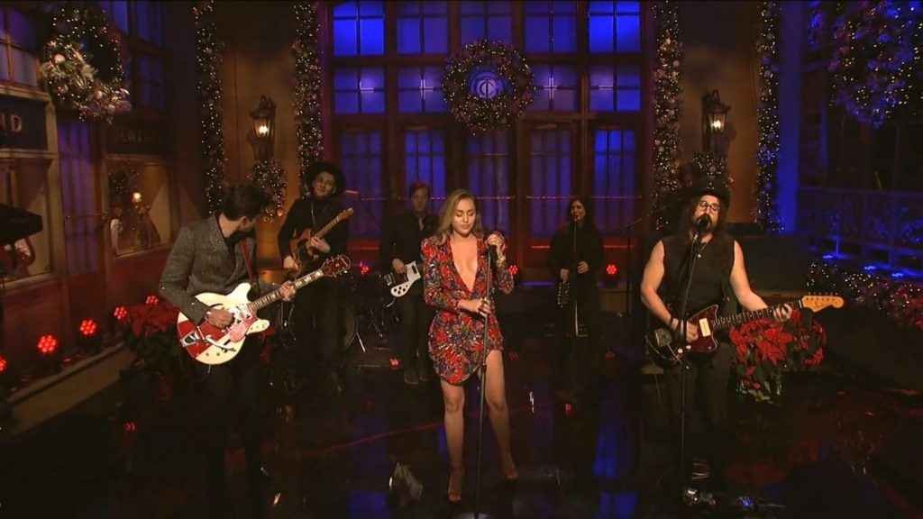 Miley Cyrus ouvre le décolleté au Saturday Night Live