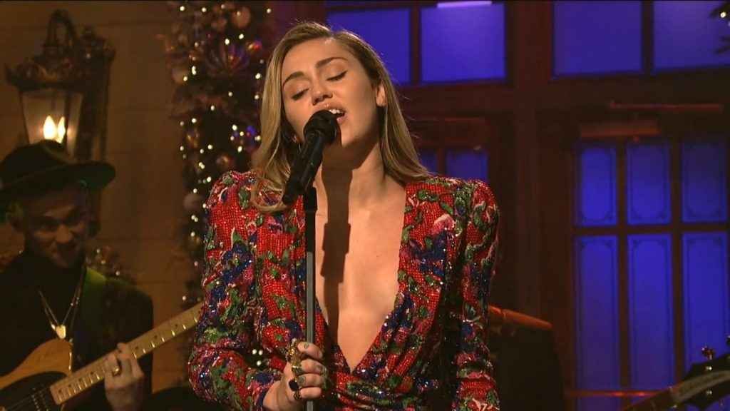 Miley Cyrus ouvre le décolleté au Saturday Night Live