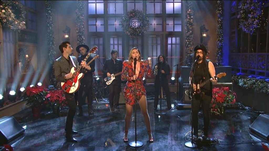 Miley Cyrus ouvre le décolleté au Saturday Night Live