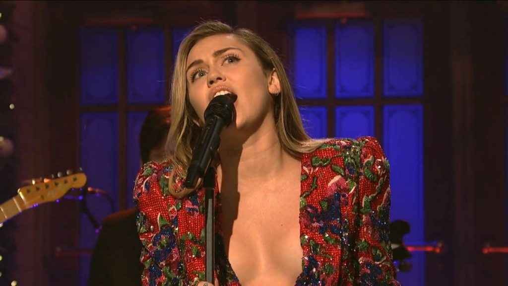 Miley Cyrus ouvre le décolleté au Saturday Night Live