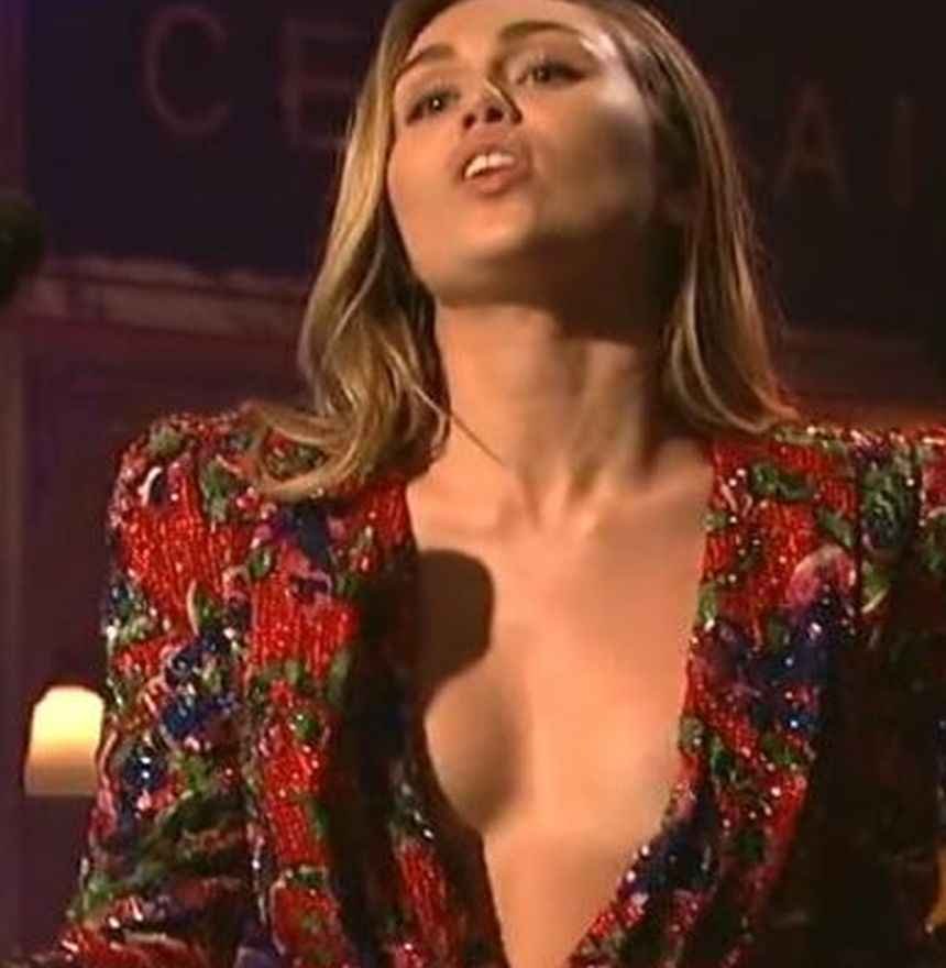 Miley Cyrus ouvre le décolleté au Saturday Night Live