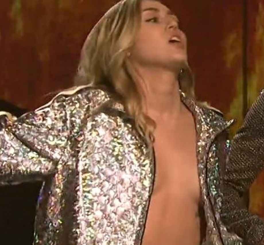 Miley Cyrus ouvre le décolleté au Saturday Night Live