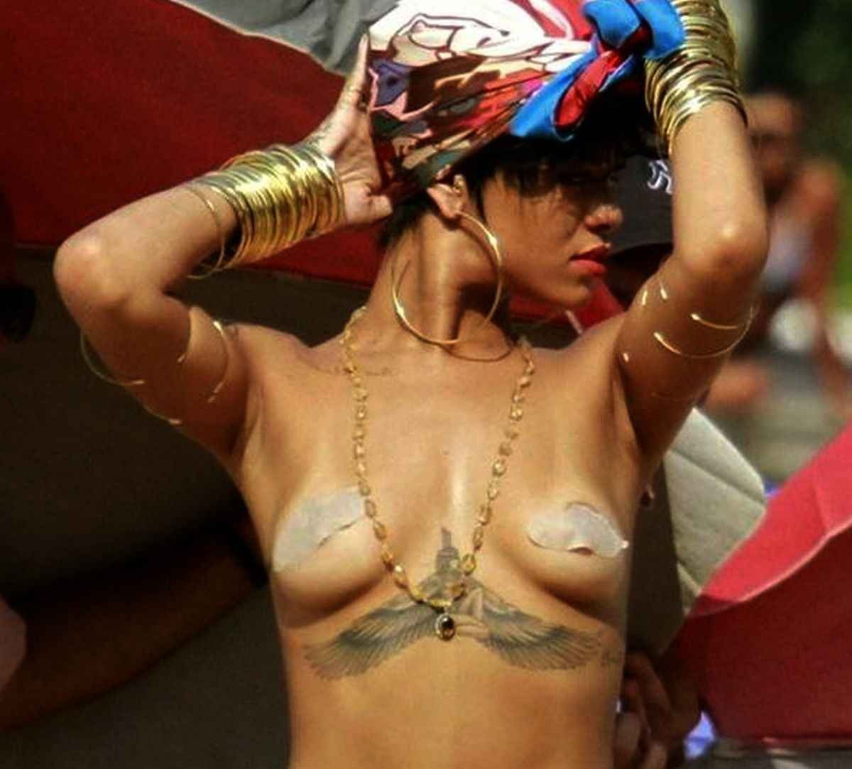 Rihanna seins nus lors d'un photoshoot pour Vogue