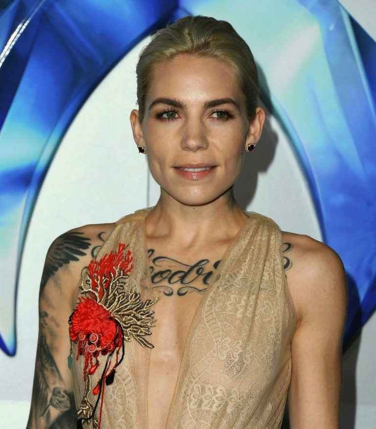 Skylar Grey seins nus par transparence lors de la première de « Aquaman » à Hollywood