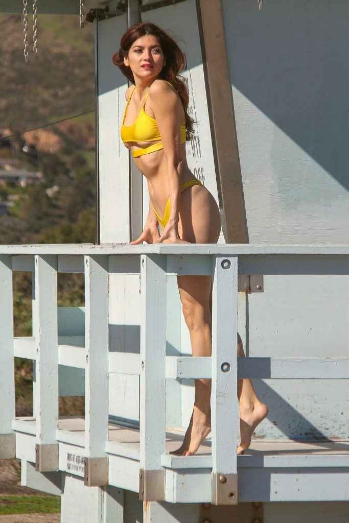 Blanca Blanco dans un bikini jaune à Malibu