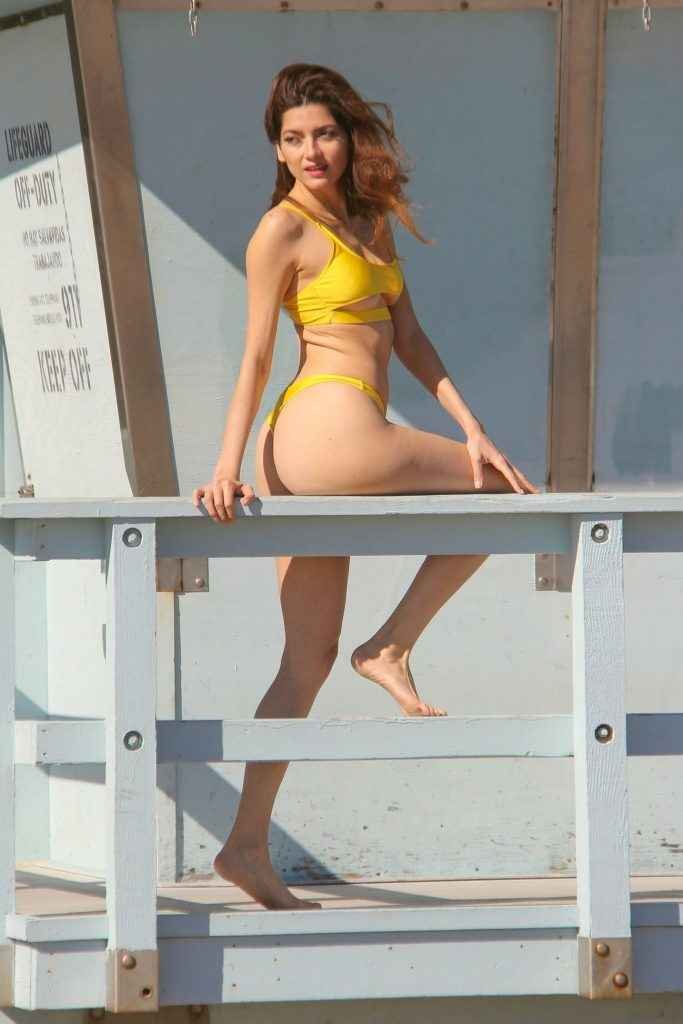 Blanca Blanco dans un bikini jaune à Malibu