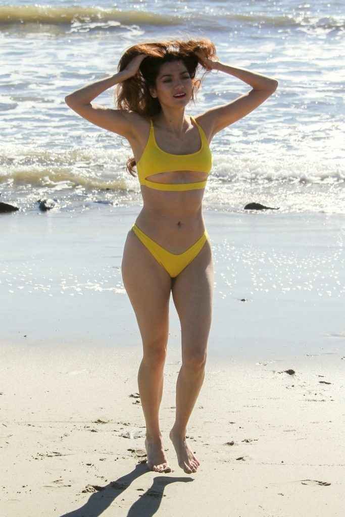 Blanca Blanco dans un bikini jaune à Malibu