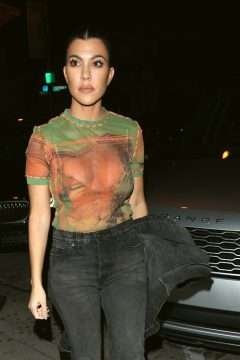 Kourtney Kardashian se balade sans soutien-gorge