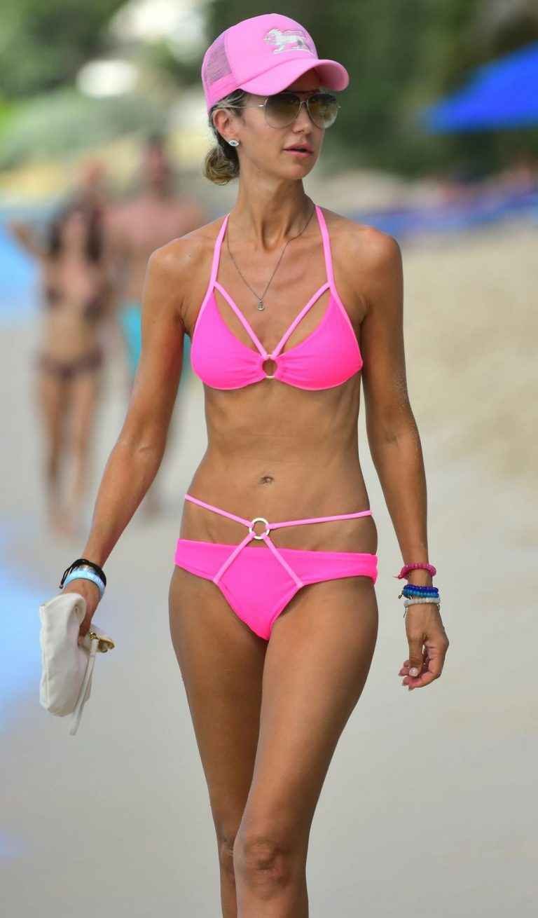 Lady Victoria Hervey dans un bikini rose à La Barbade