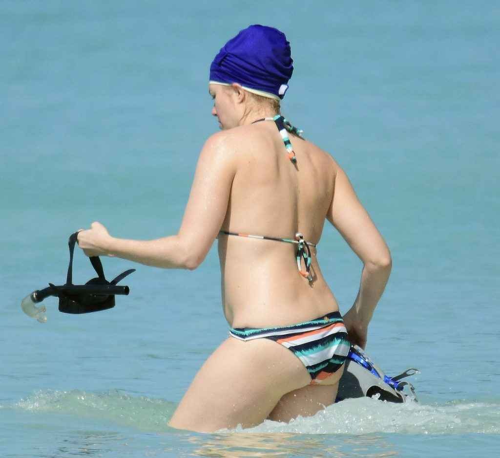 Meredith Ostrom en bikini à La Barbade