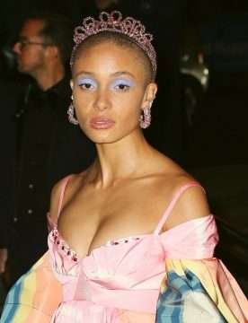 Adwoa Aboah ouvre le décolleté à la Fashion Week de Londres