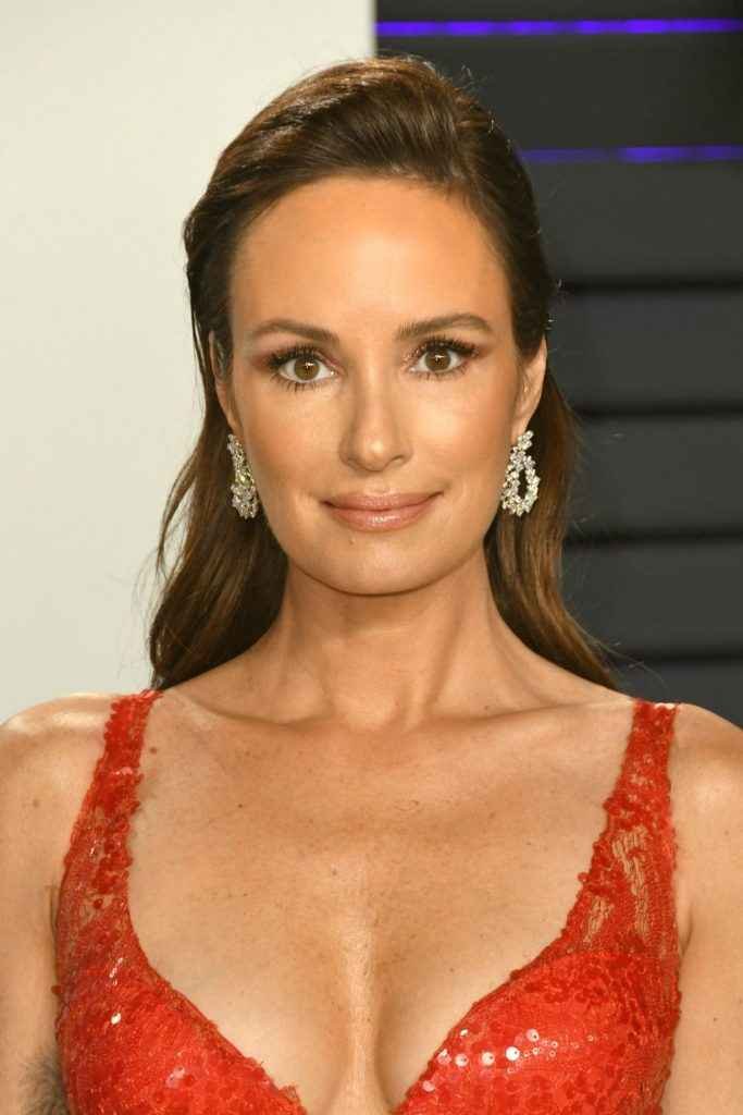 Catt Sadler ouvre le décolleté chez Vanity Fair