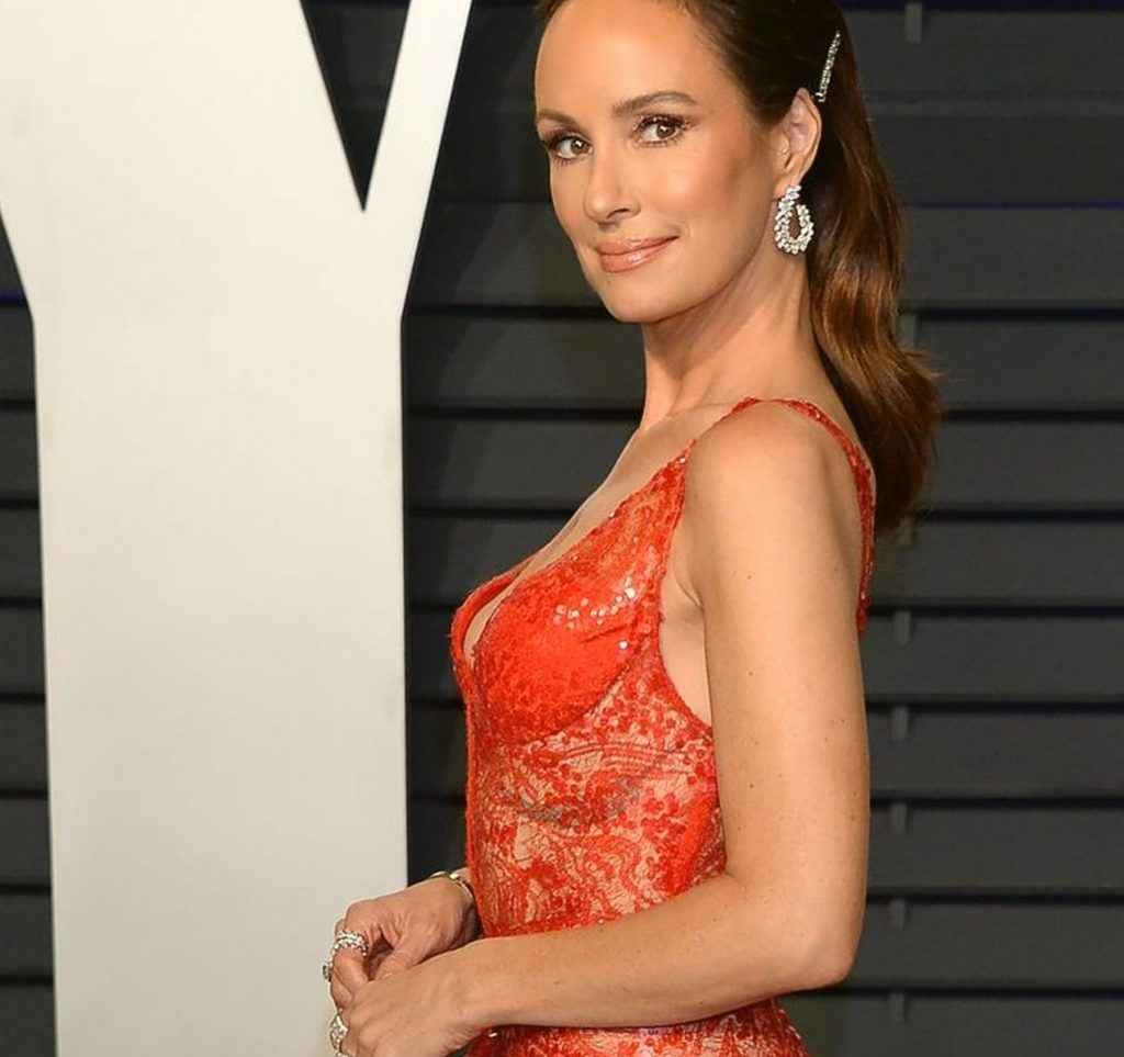 Catt Sadler ouvre le décolleté chez Vanity Fair