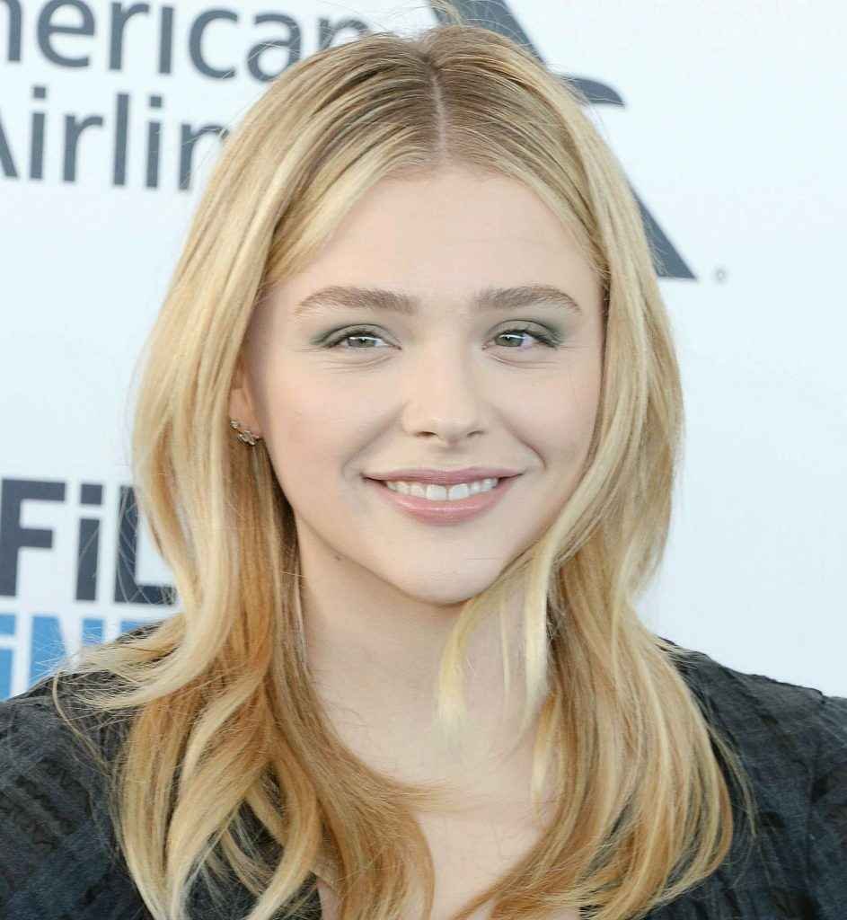 Chloe Grace Moretz ouvre le décolleté à Santa Monica