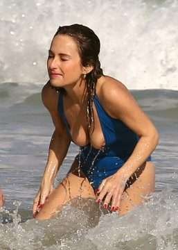 Giada de Laurentiis en maillot de bain exhibe un sein nu