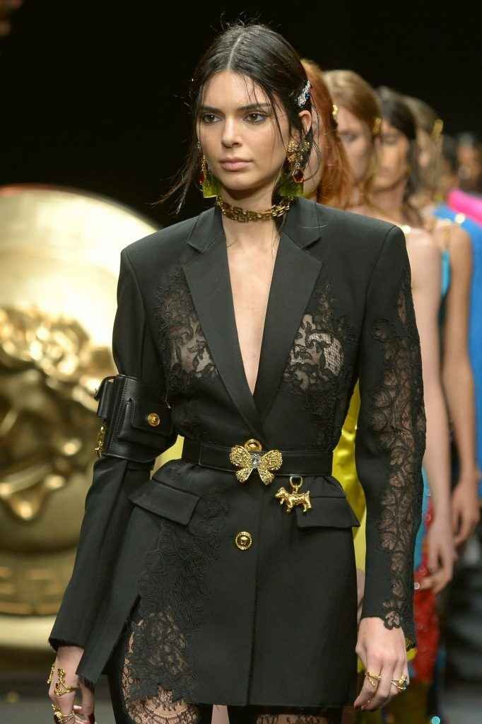 Kendall Jenner défile les seins à l'air à Milan