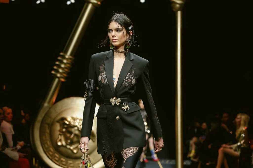 Kendall Jenner défile les seins à l'air à Milan