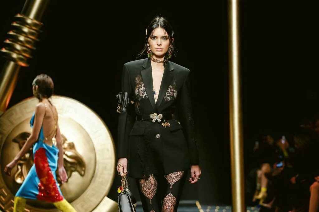 Kendall Jenner défile les seins à l'air à Milan