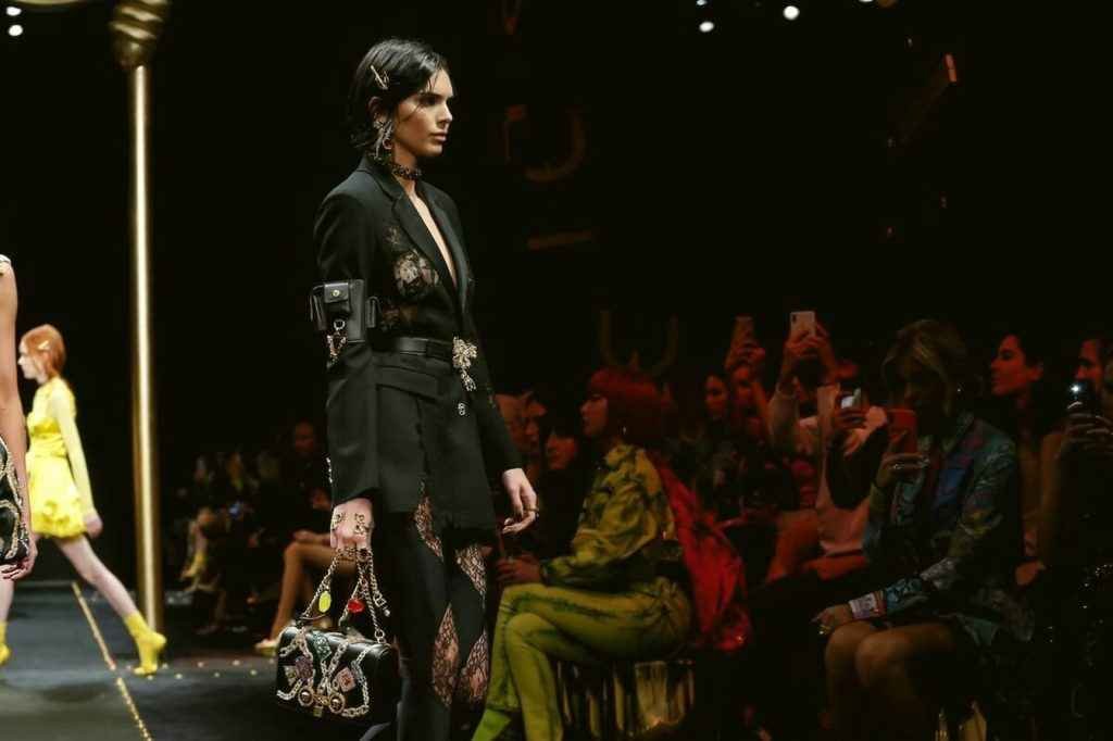 Kendall Jenner défile les seins à l'air à Milan