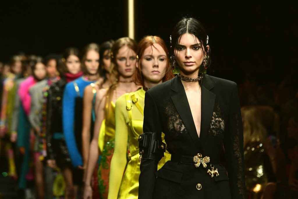 Kendall Jenner défile les seins à l'air à Milan