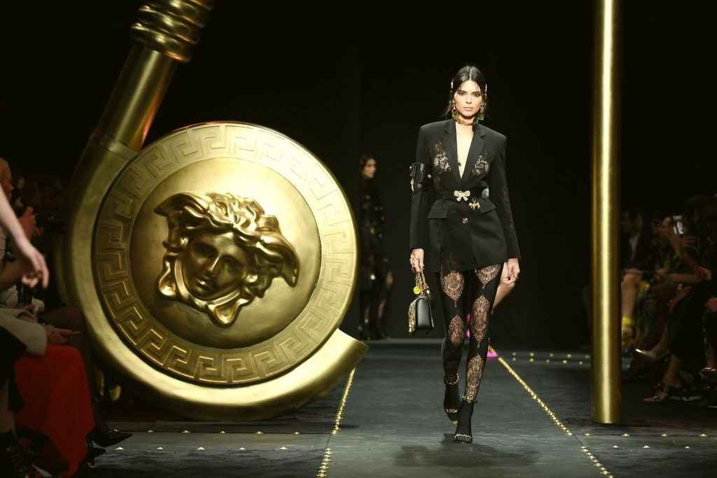 Kendall Jenner défile les seins à l'air à Milan