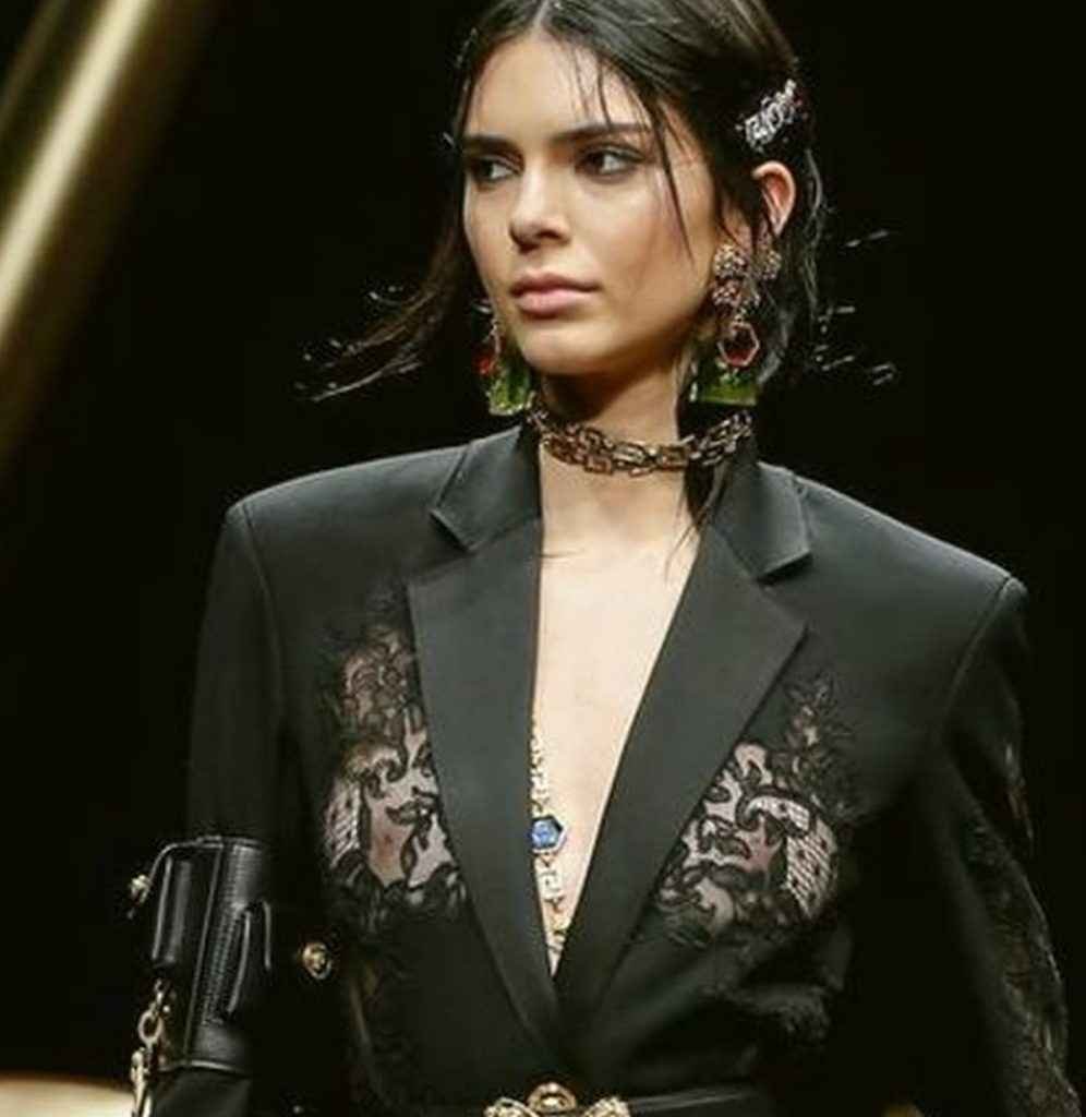 Kendall Jenner défile les seins à l'air à Milan