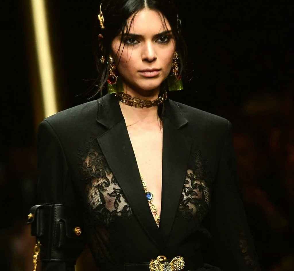 Kendall Jenner défile les seins à l'air à Milan