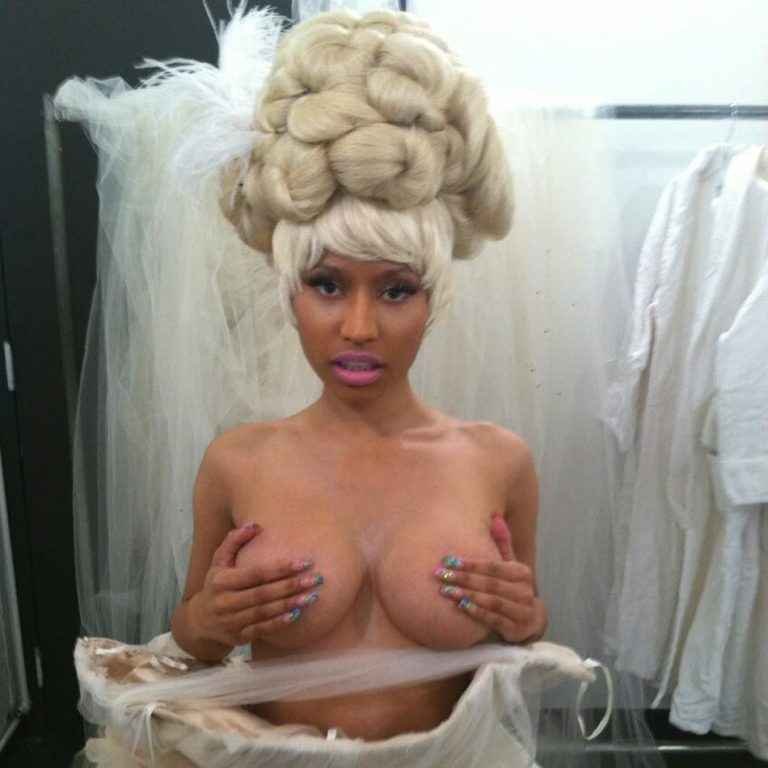 Nicki Minaj pose seins nus