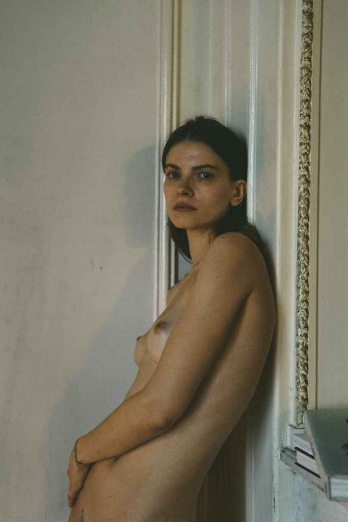 Nikola Romanova nue