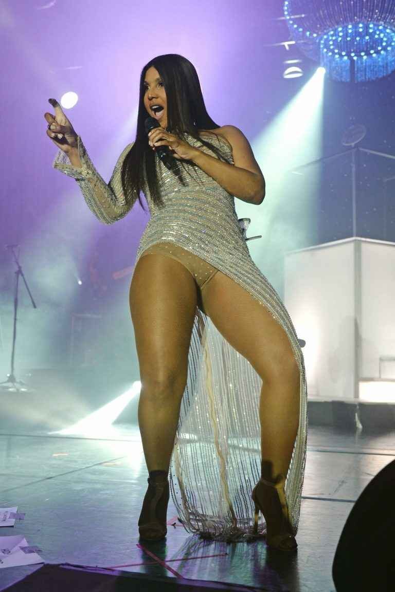 Toni Braxton exhibe sa petite culotte en concert à Hollywood