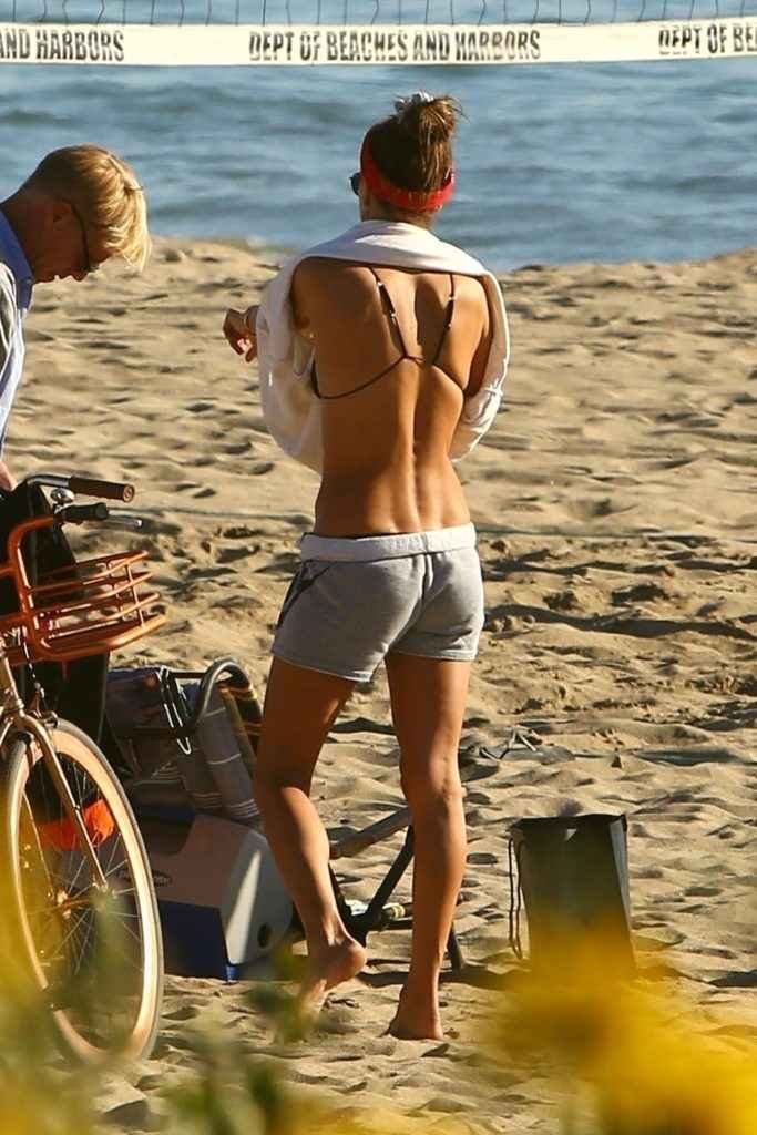 Alessandra Ambrosio en bikini à Los Angeles