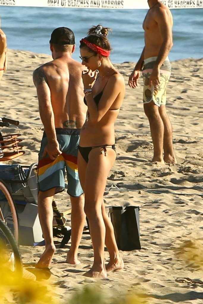 Alessandra Ambrosio en bikini à Los Angeles