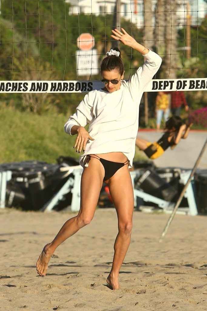 Alessandra Ambrosio en bikini à Los Angeles