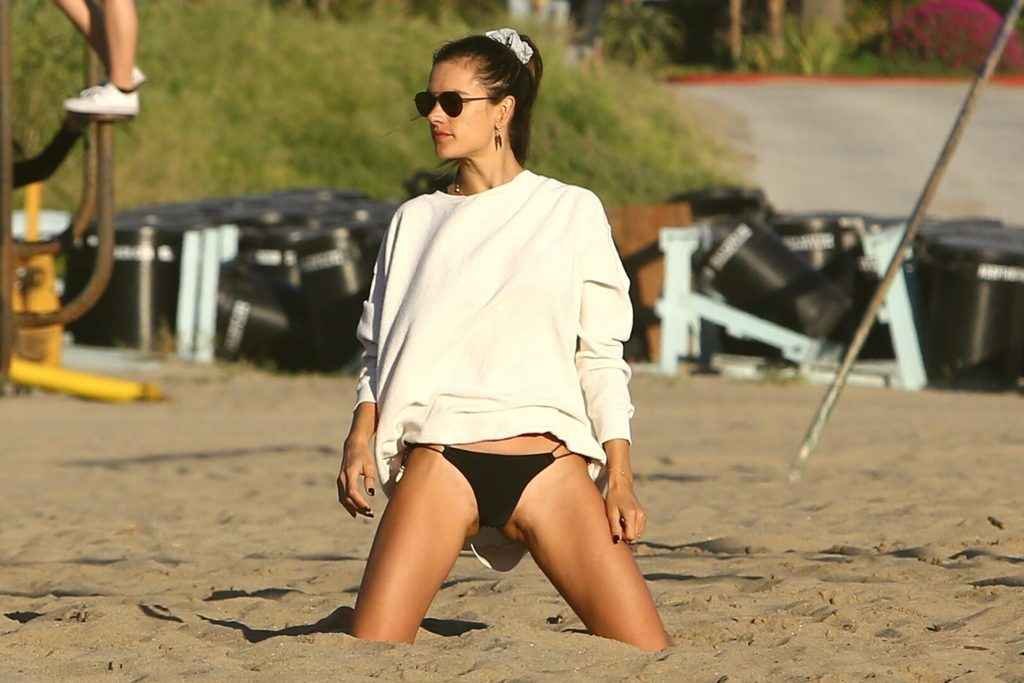 Alessandra Ambrosio en bikini à Los Angeles