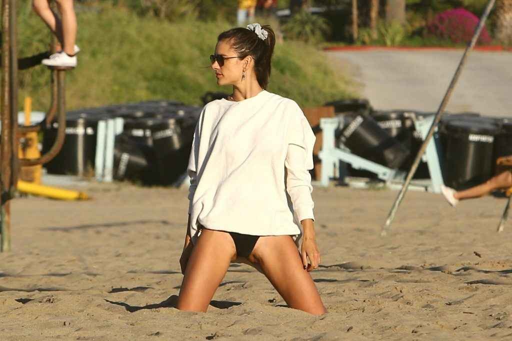 Alessandra Ambrosio en bikini à Los Angeles